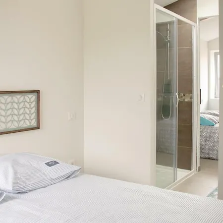 Five-bedroom Holiday In בית נופש Sembas